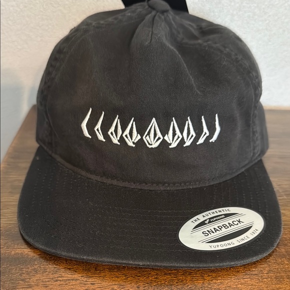 NWT Men’s Volcom Black and White Logo Snapback - Picture 7 of 7